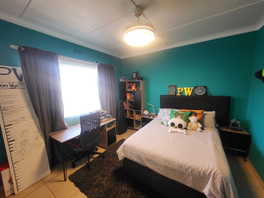 3 Bedroom Property for Sale in Linmeyer Gauteng