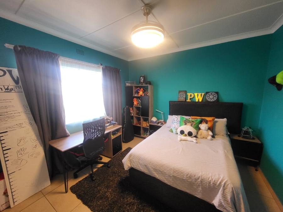 3 Bedroom Property for Sale in Linmeyer Gauteng