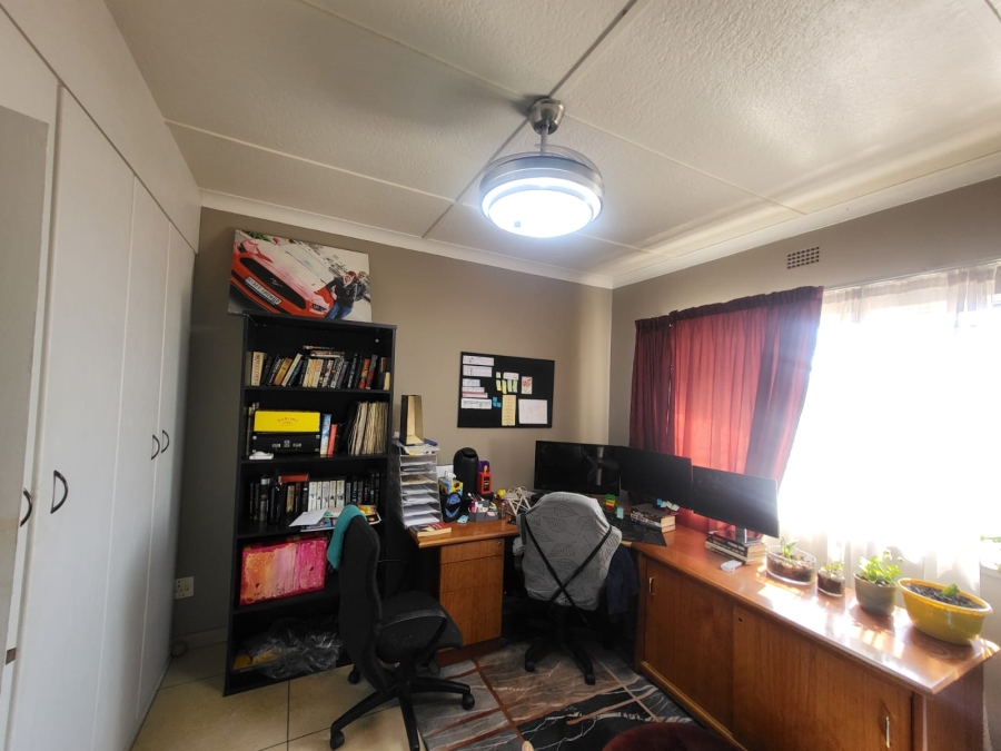 3 Bedroom Property for Sale in Linmeyer Gauteng