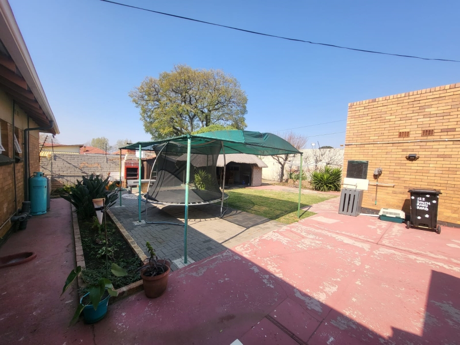 3 Bedroom Property for Sale in Linmeyer Gauteng