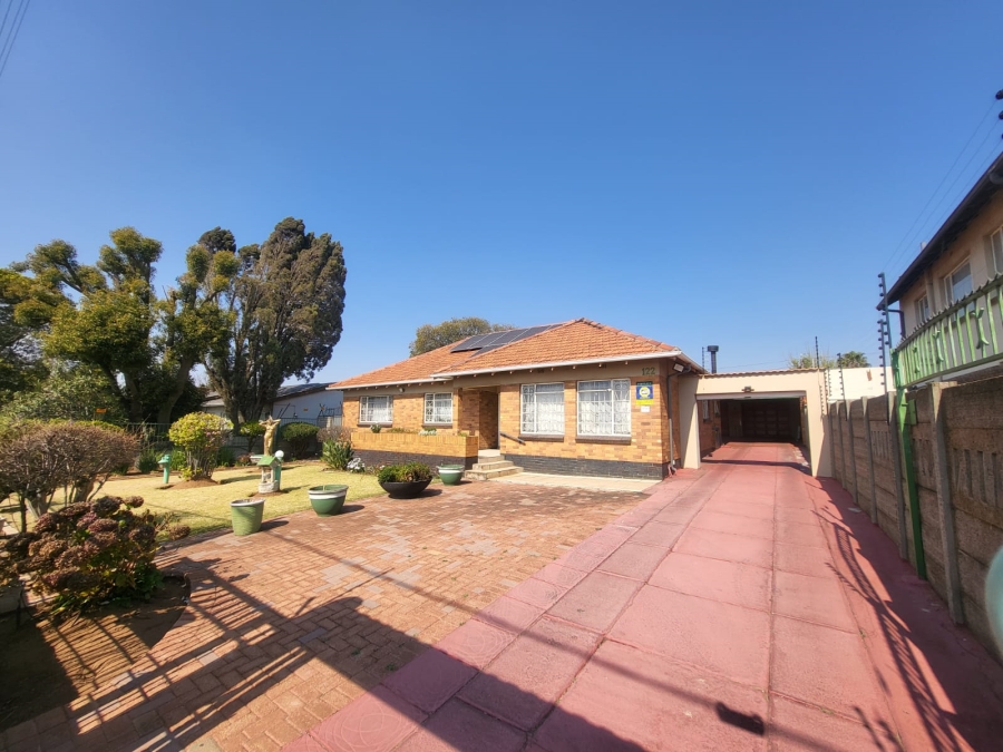 3 Bedroom Property for Sale in Linmeyer Gauteng
