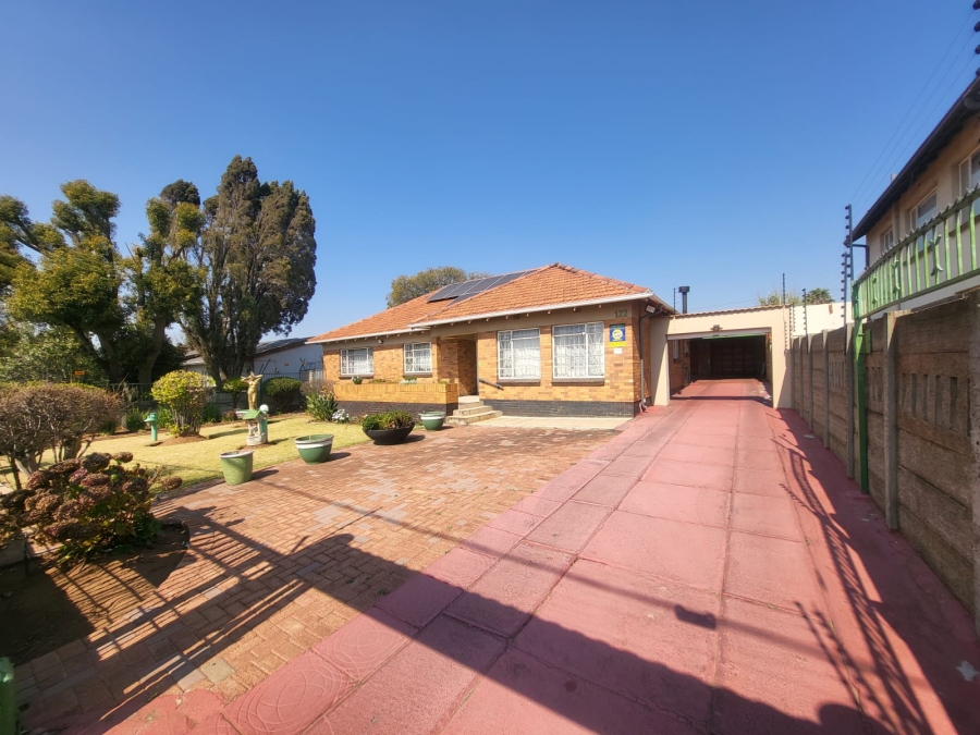 3 Bedroom Property for Sale in Linmeyer Gauteng