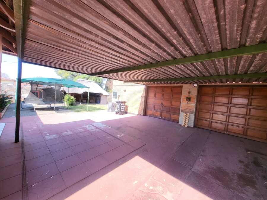 3 Bedroom Property for Sale in Linmeyer Gauteng