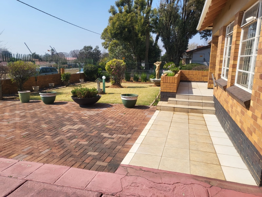 3 Bedroom Property for Sale in Linmeyer Gauteng