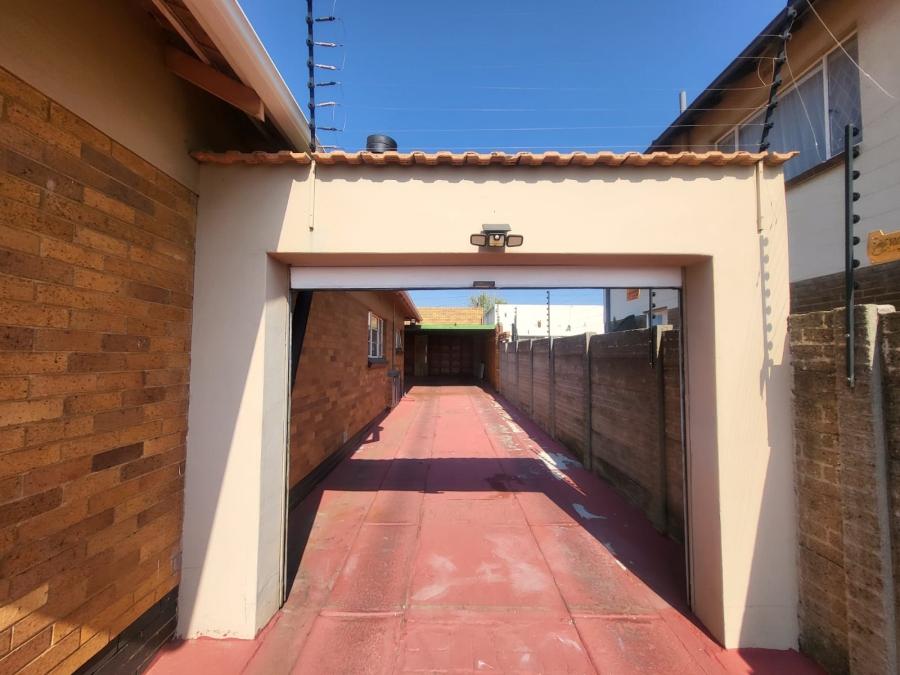 3 Bedroom Property for Sale in Linmeyer Gauteng
