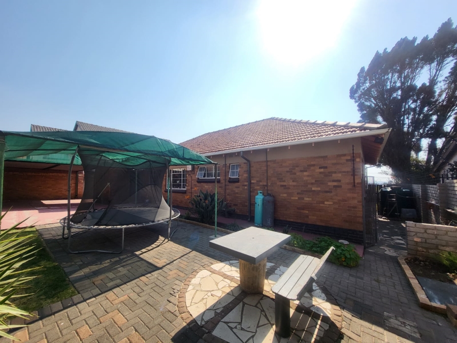 3 Bedroom Property for Sale in Linmeyer Gauteng