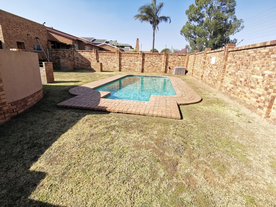 2 Bedroom Property for Sale in Kenleaf Gauteng