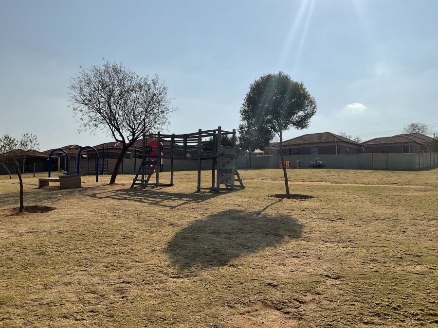 To Let 2 Bedroom Property for Rent in Thatch Hill Estate Gauteng