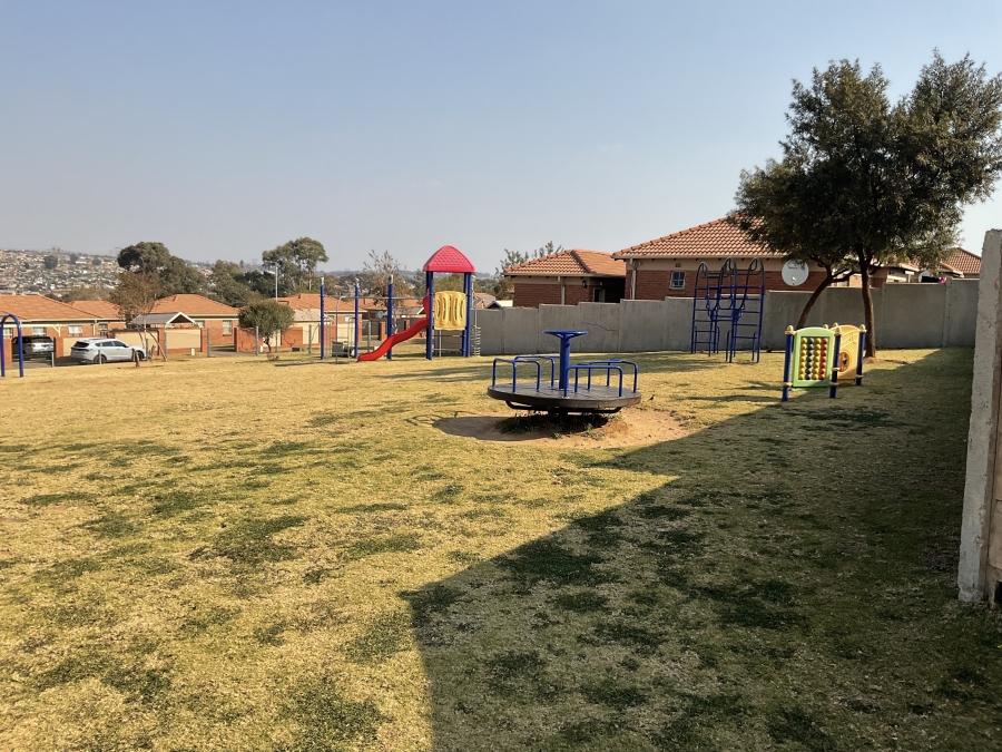 To Let 2 Bedroom Property for Rent in Thatch Hill Estate Gauteng
