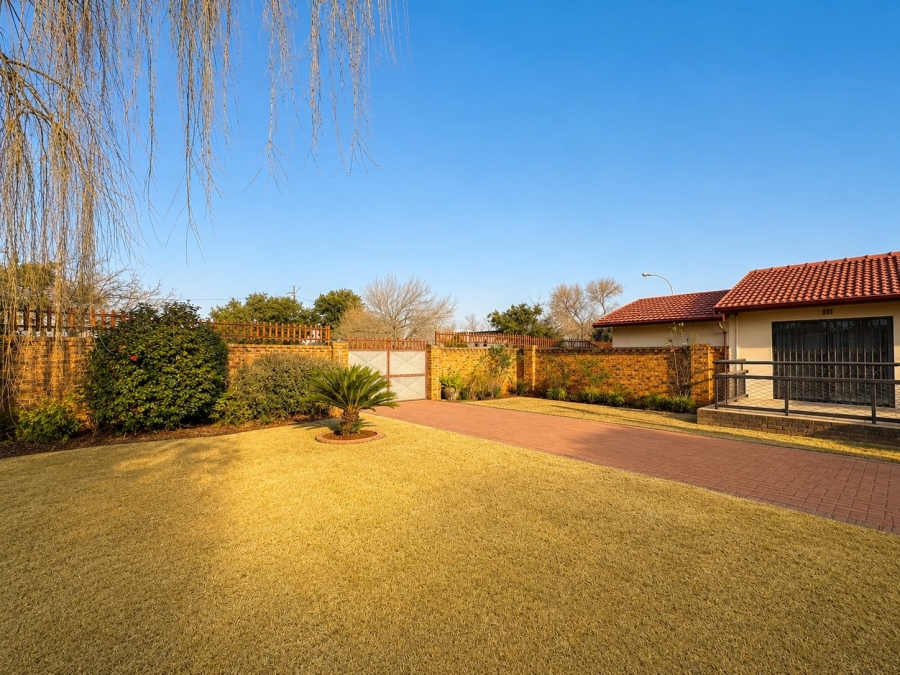 6 Bedroom Property for Sale in Denneoord Gauteng
