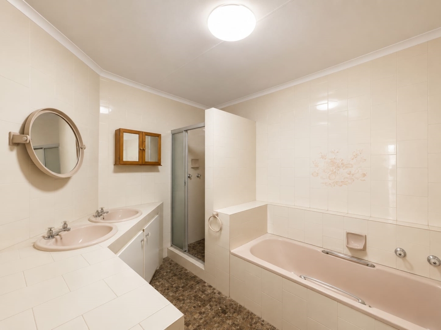 6 Bedroom Property for Sale in Denneoord Gauteng