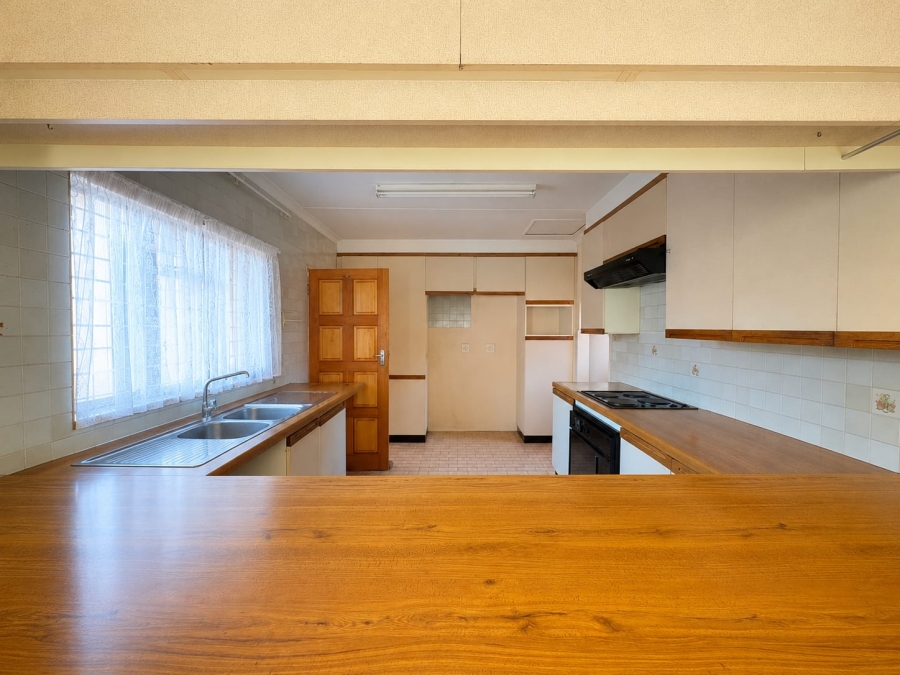6 Bedroom Property for Sale in Denneoord Gauteng