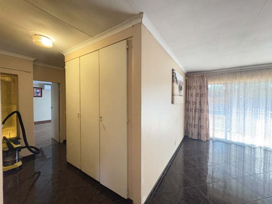 6 Bedroom Property for Sale in Denneoord Gauteng