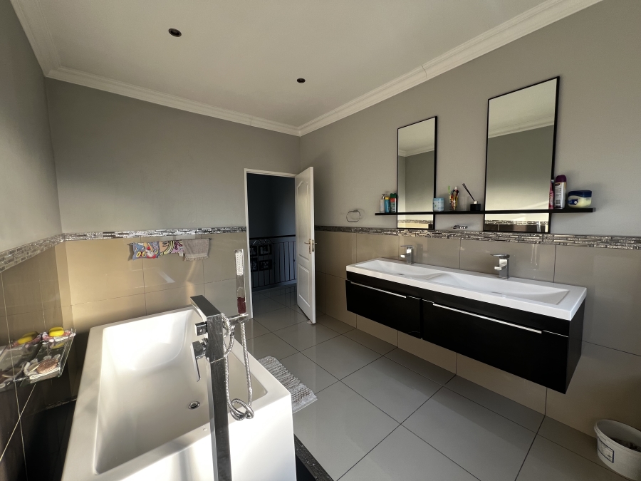 To Let 3 Bedroom Property for Rent in Noordwyk Gauteng