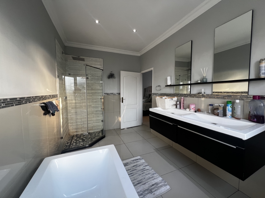 To Let 3 Bedroom Property for Rent in Noordwyk Gauteng
