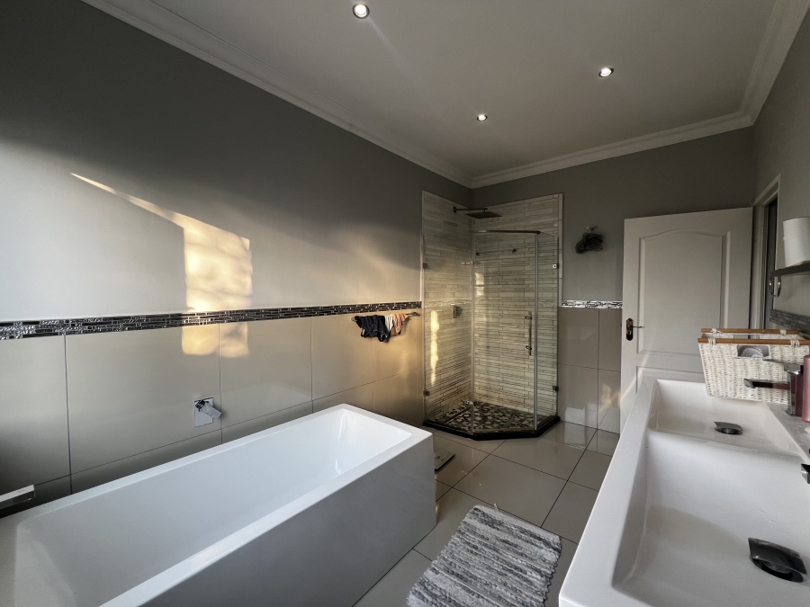 To Let 3 Bedroom Property for Rent in Noordwyk Gauteng
