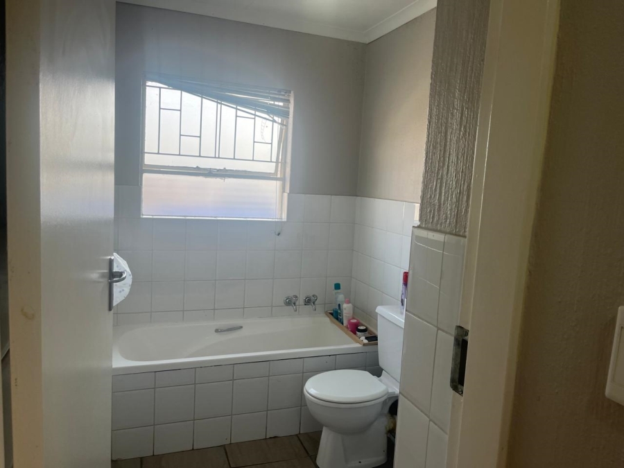 2 Bedroom Property for Sale in Vorna Valley Gauteng