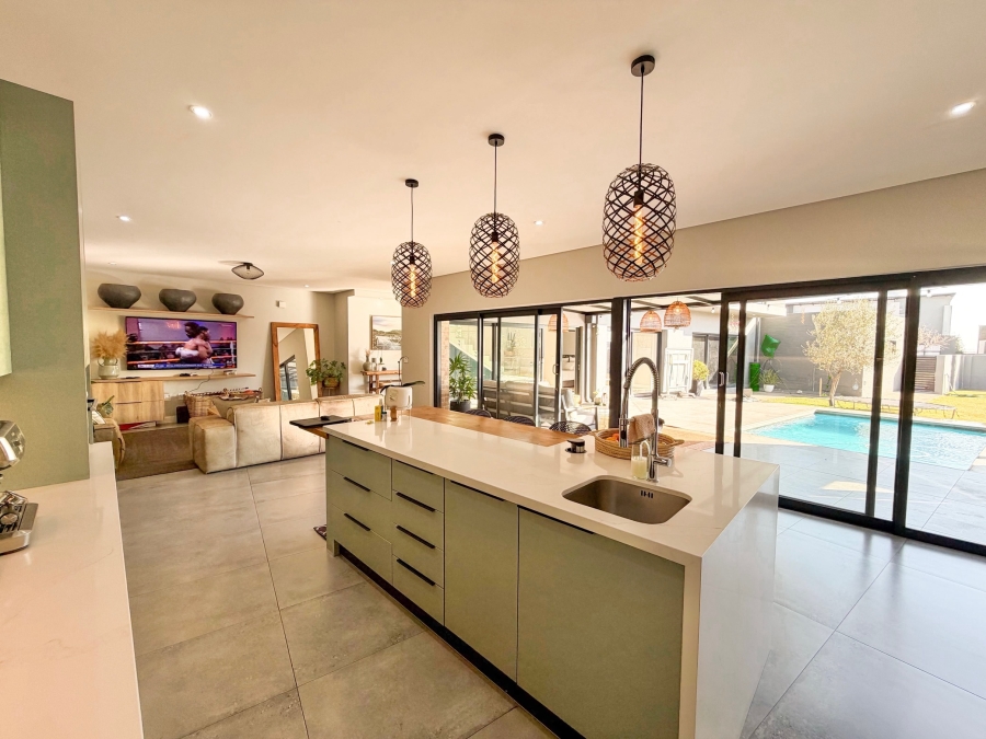 5 Bedroom Property for Sale in Midstream Heights Gauteng