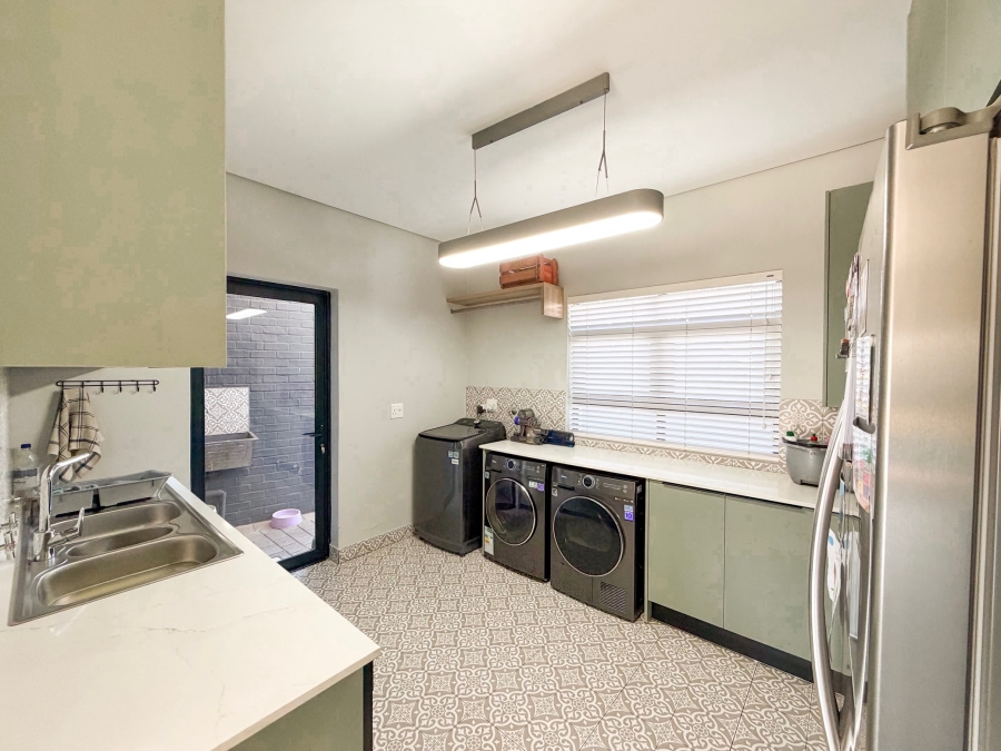 5 Bedroom Property for Sale in Midstream Heights Gauteng