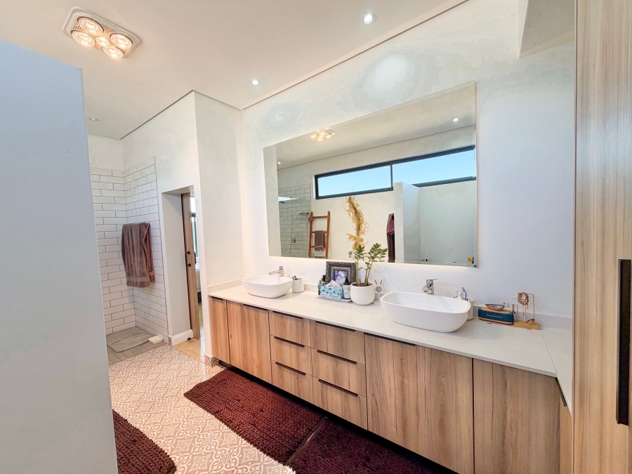 5 Bedroom Property for Sale in Midstream Heights Gauteng