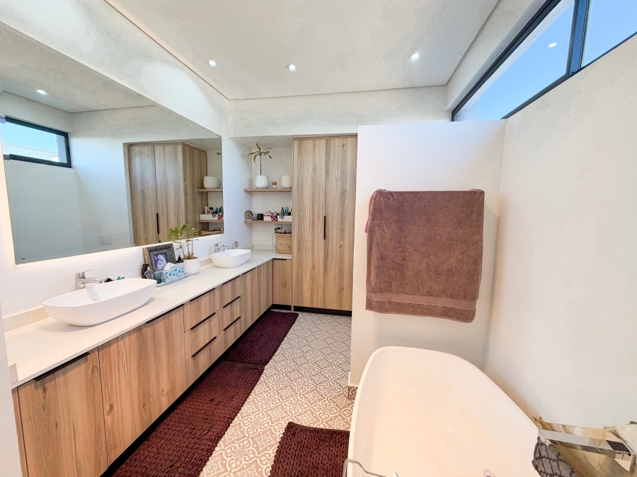 5 Bedroom Property for Sale in Midstream Heights Gauteng