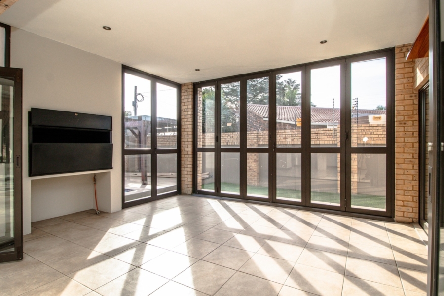 3 Bedroom Property for Sale in Lakefield Gauteng