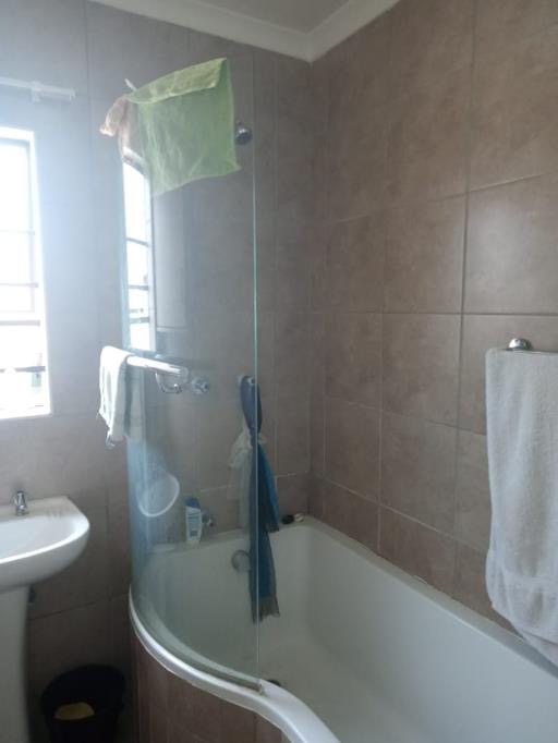 To Let 2 Bedroom Property for Rent in Thatch Hill Estate Gauteng