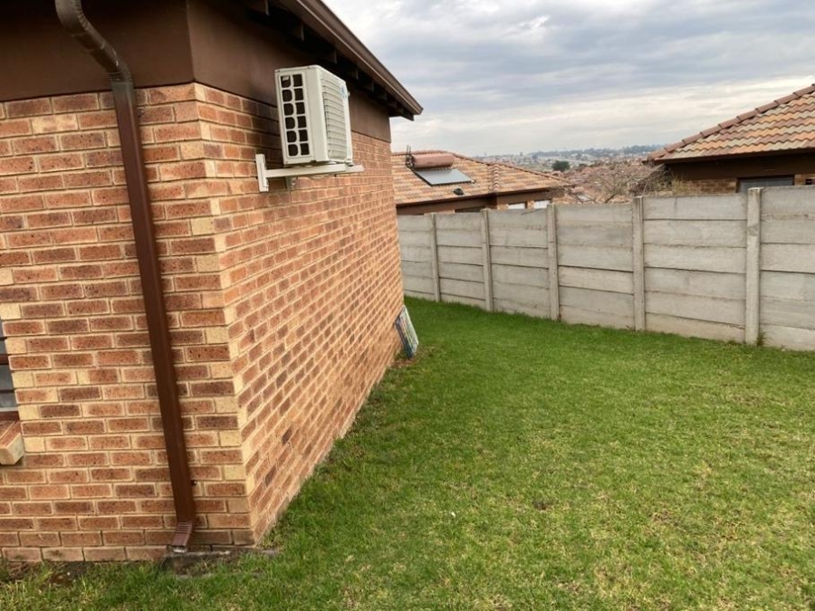 To Let 2 Bedroom Property for Rent in Thatch Hill Estate Gauteng