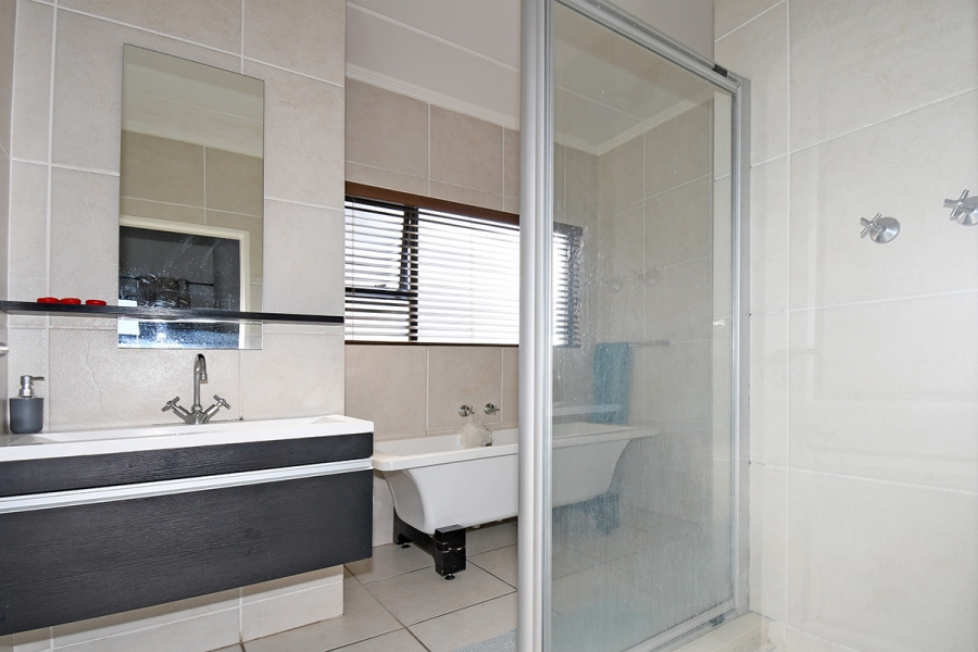 To Let 1 Bedroom Property for Rent in Douglasdale Gauteng
