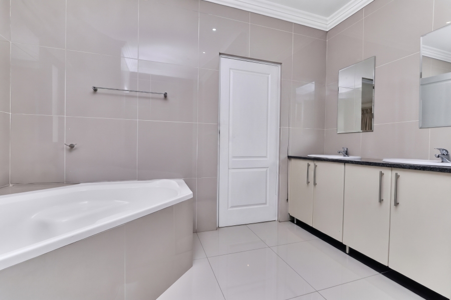4 Bedroom Property for Sale in Broadacres Gauteng