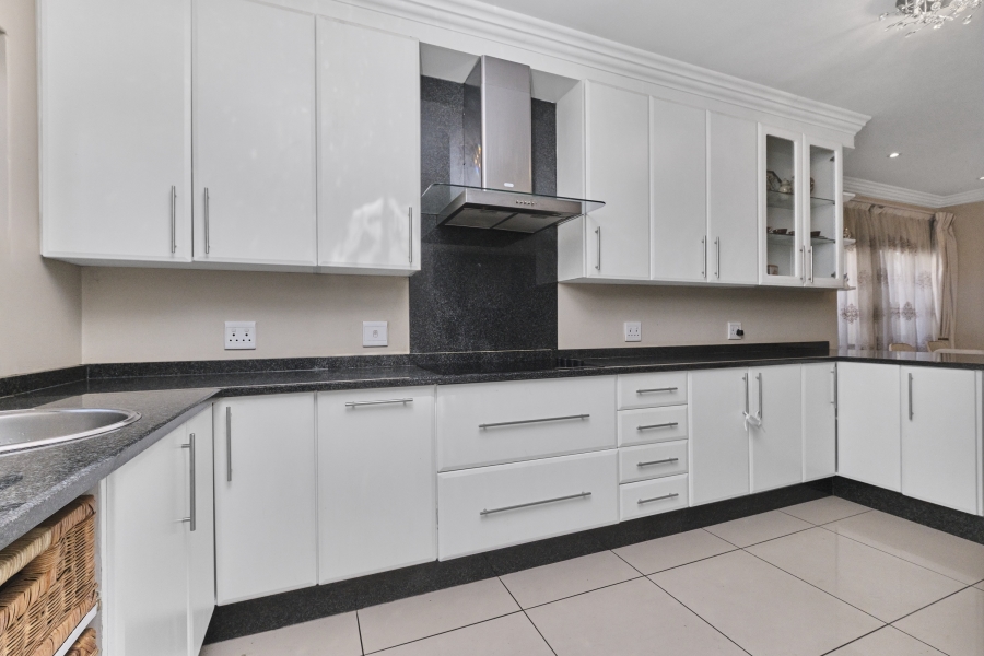 4 Bedroom Property for Sale in Broadacres Gauteng