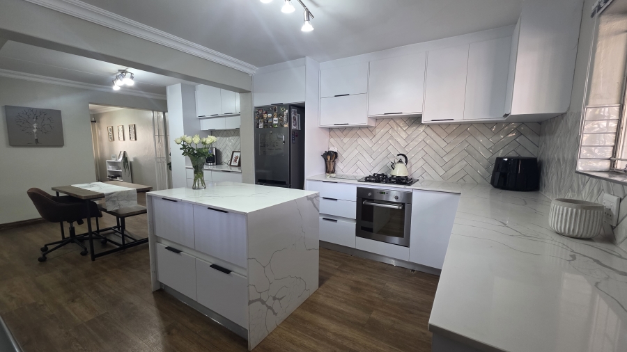 3 Bedroom Property for Sale in Garsfontein Gauteng