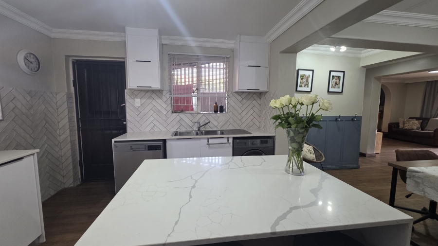 3 Bedroom Property for Sale in Garsfontein Gauteng