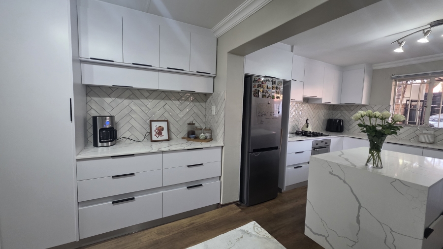 3 Bedroom Property for Sale in Garsfontein Gauteng