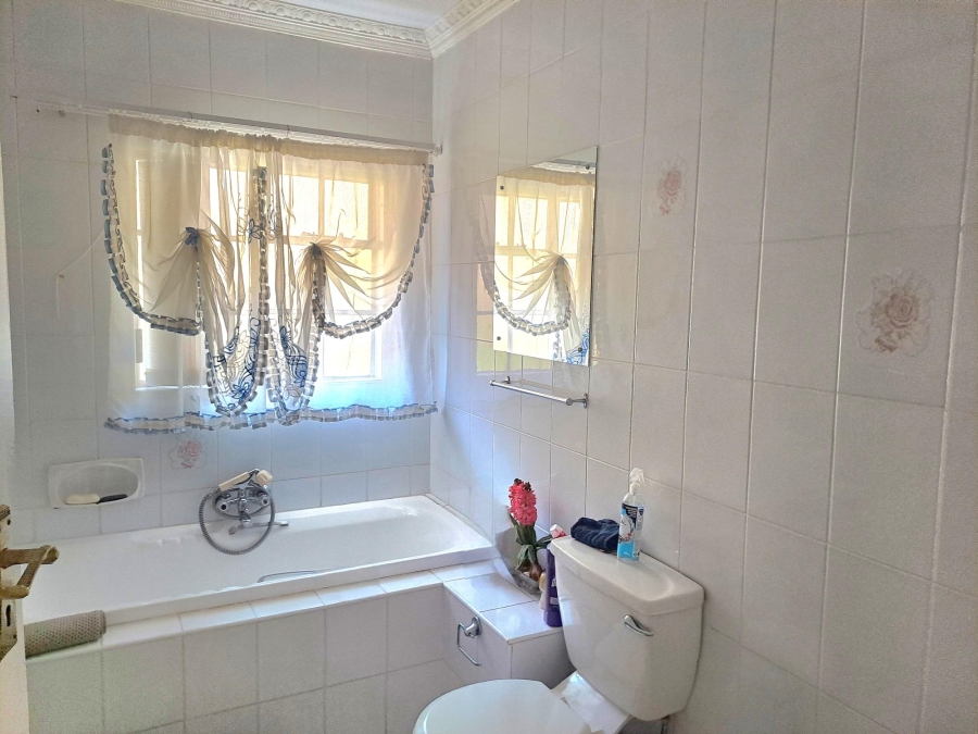 5 Bedroom Property for Sale in Rant En Dal Gauteng