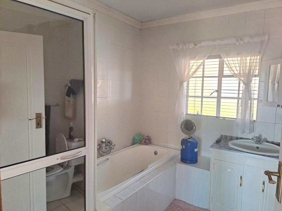 5 Bedroom Property for Sale in Rant En Dal Gauteng