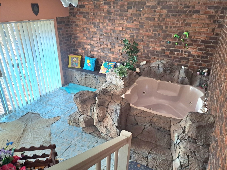 5 Bedroom Property for Sale in Rant En Dal Gauteng
