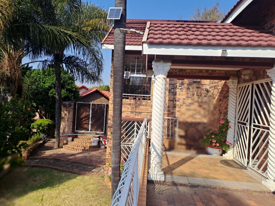 5 Bedroom Property for Sale in Rant En Dal Gauteng