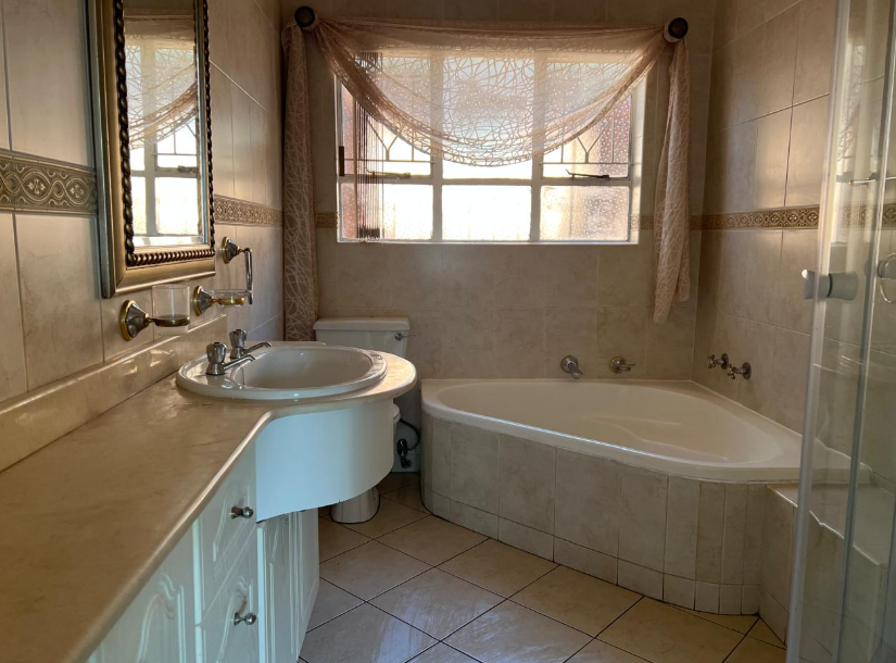 4 Bedroom Property for Sale in Glenvista Gauteng