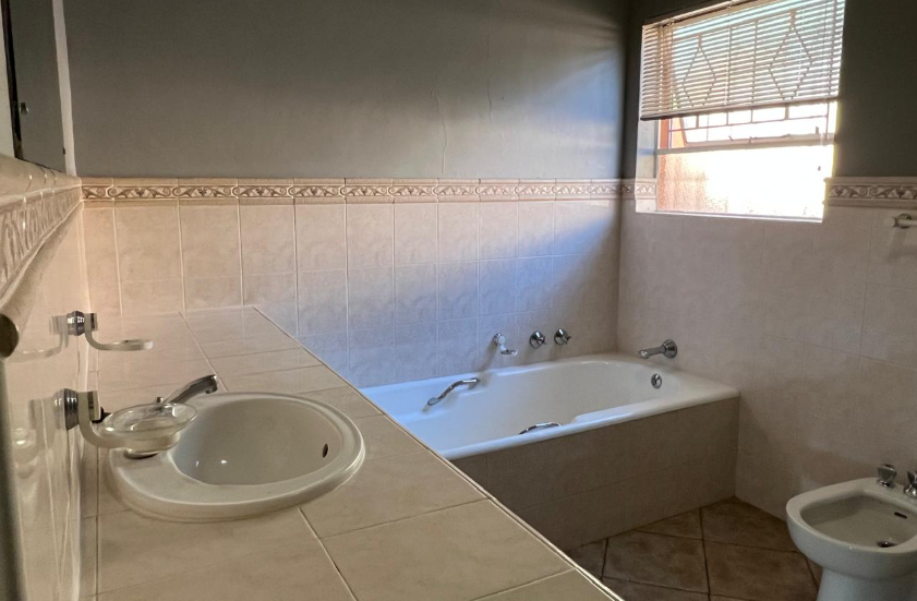 4 Bedroom Property for Sale in Glenvista Gauteng
