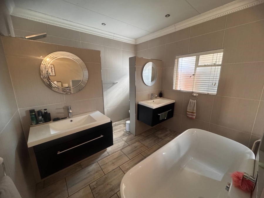 4 Bedroom Property for Sale in Verwoerdpark Gauteng
