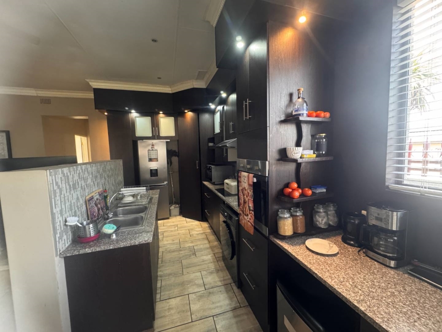 4 Bedroom Property for Sale in Verwoerdpark Gauteng