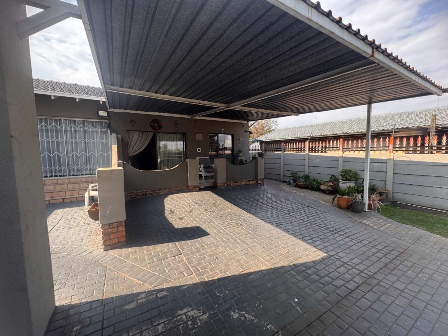 4 Bedroom Property for Sale in Verwoerdpark Gauteng