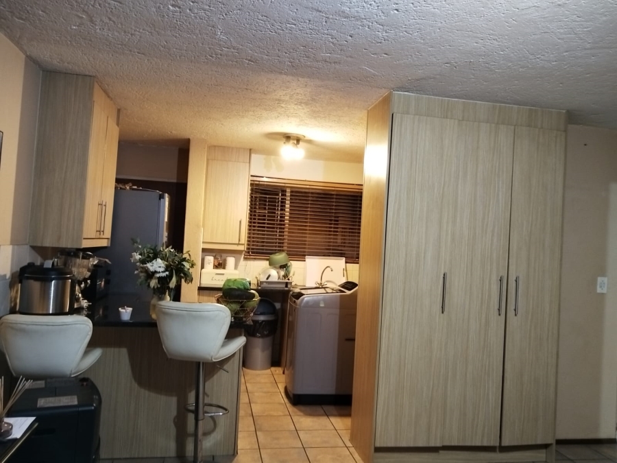 To Let 2 Bedroom Property for Rent in Glen Marais Gauteng