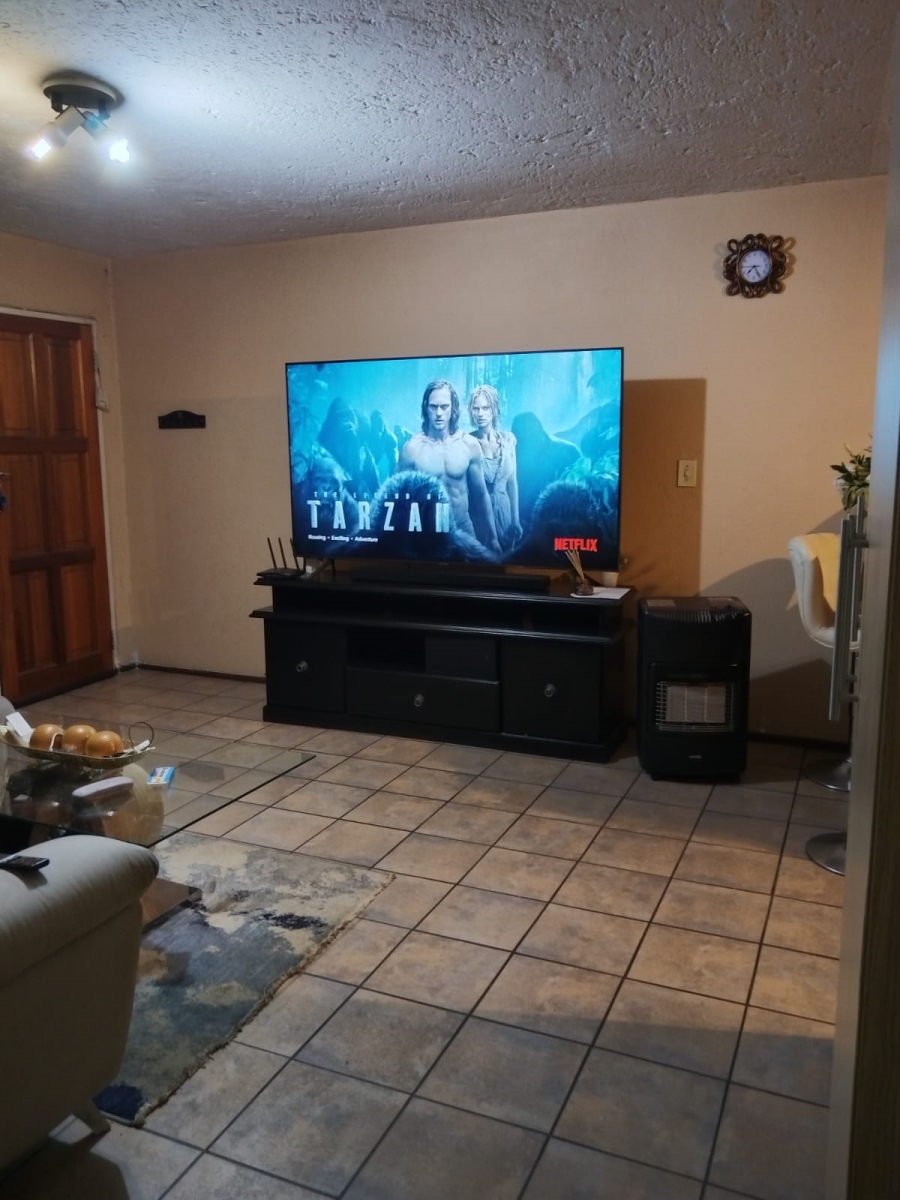 To Let 2 Bedroom Property for Rent in Glen Marais Gauteng