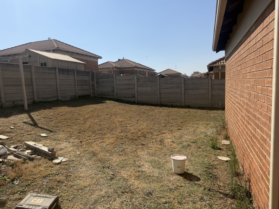 To Let 2 Bedroom Property for Rent in Olievenhoutbosch Gauteng