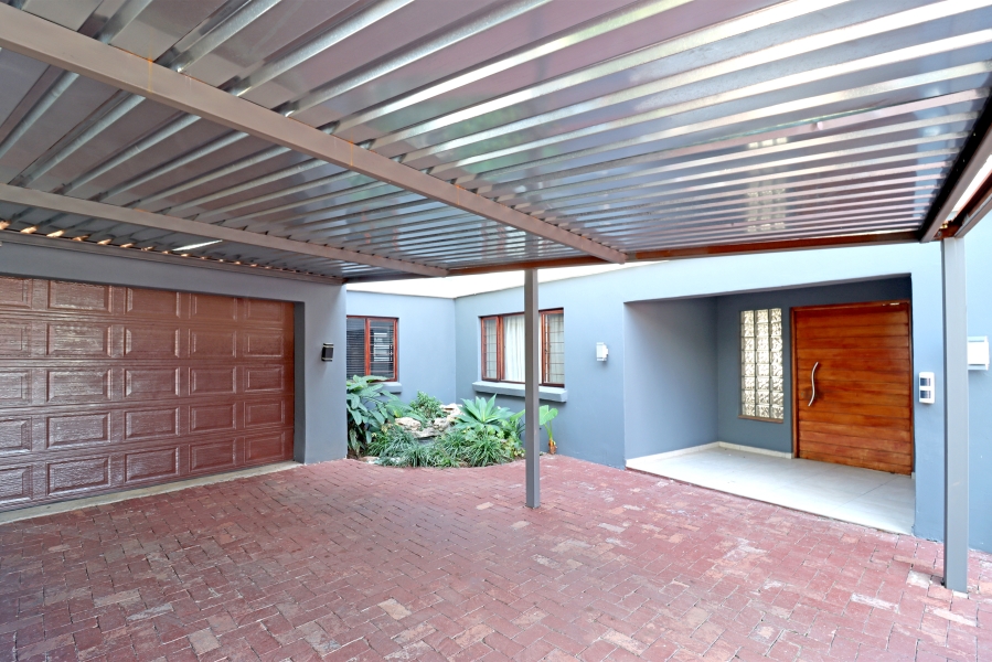 7 Bedroom Property for Sale in Magaliessig Gauteng