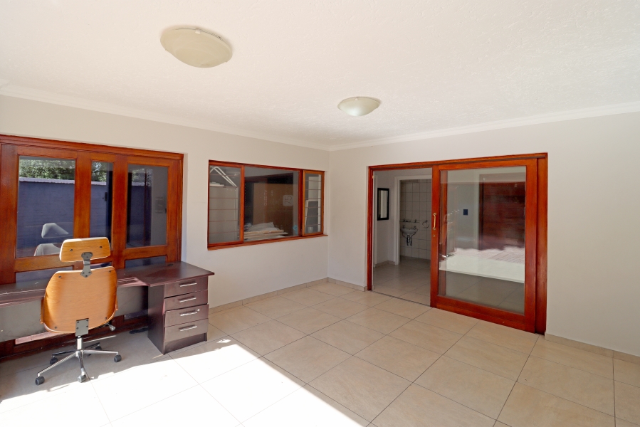 7 Bedroom Property for Sale in Magaliessig Gauteng