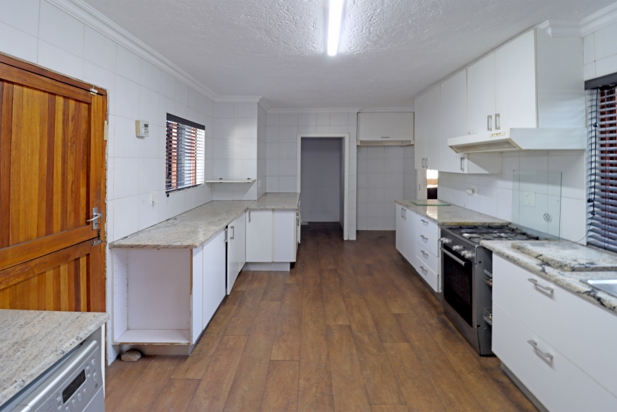 7 Bedroom Property for Sale in Magaliessig Gauteng