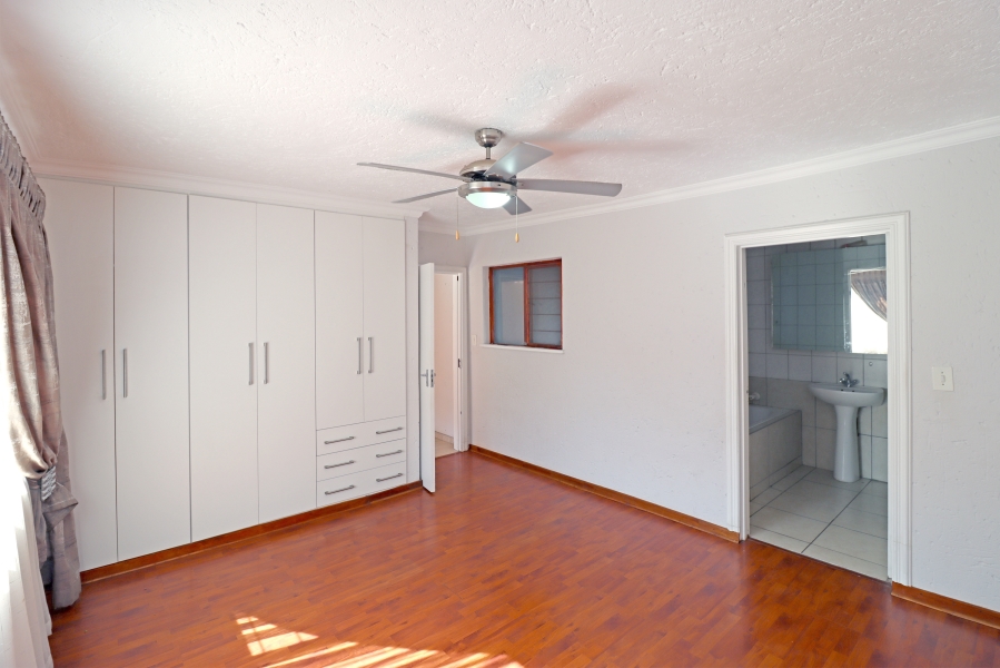 7 Bedroom Property for Sale in Magaliessig Gauteng
